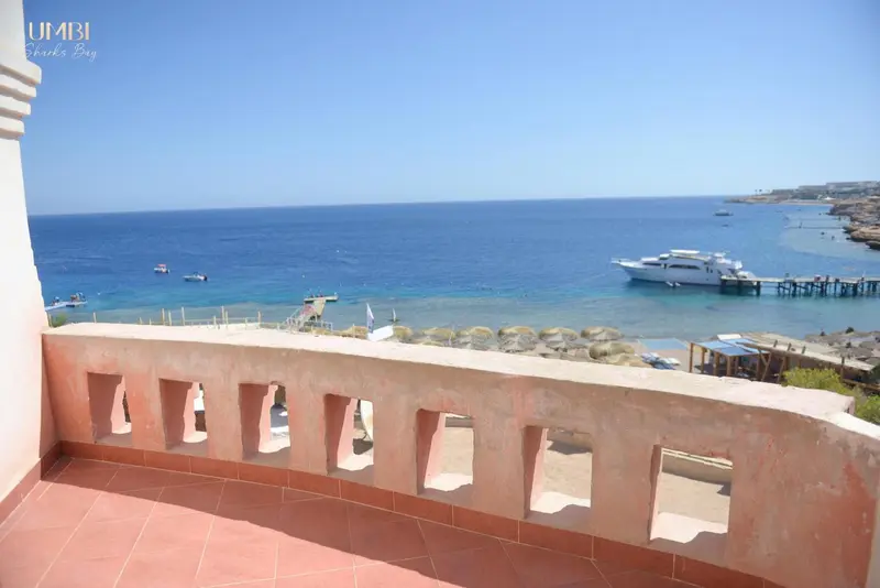 Vue sur la mer depuis une terrasse avec une balustrade en pierre.