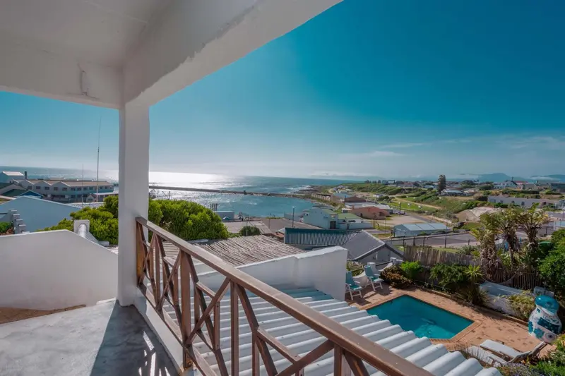 Vue dégagée sur la mer depuis une terrasse ensoleillée.