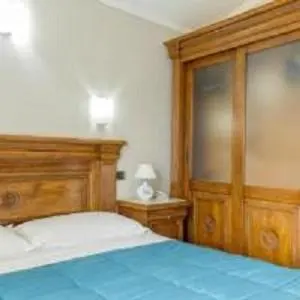 Une chambre lumineuse avec un grand lit en bois.