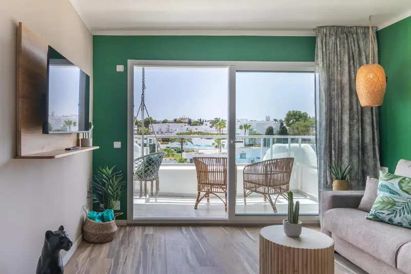 Un salon lumineux s'ouvre sur une terrasse avec vue sur la mer.