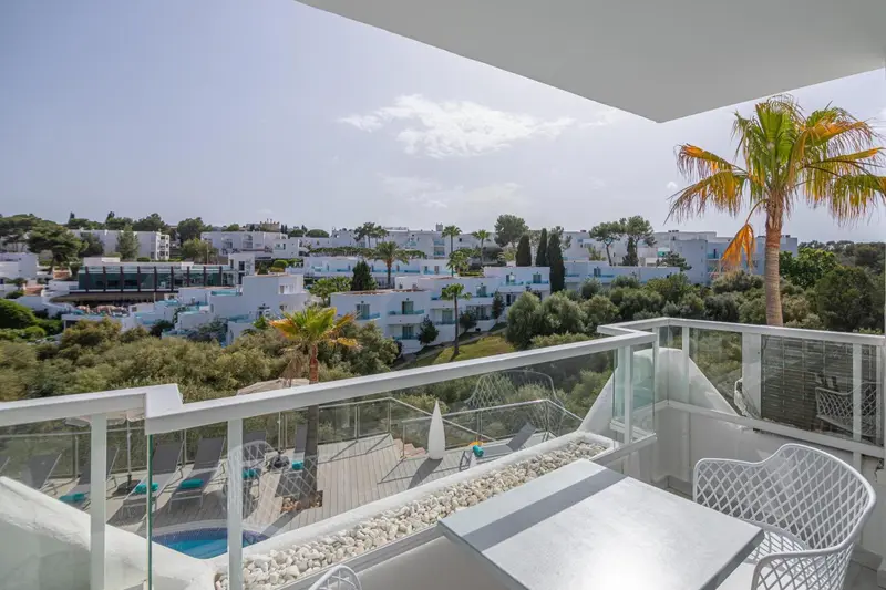 Terrasse avec mobilier d'extérieur donnant sur une vue panoramique.