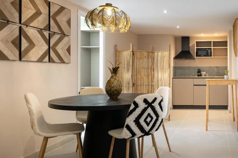 Une salle à manger lumineuse avec une table ronde et des chaises design.
