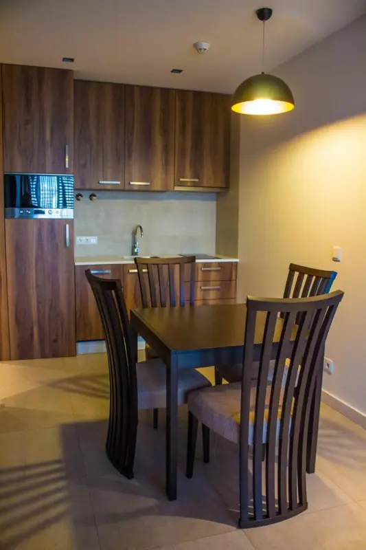 Une cuisine moderne avec une table et des chaises.