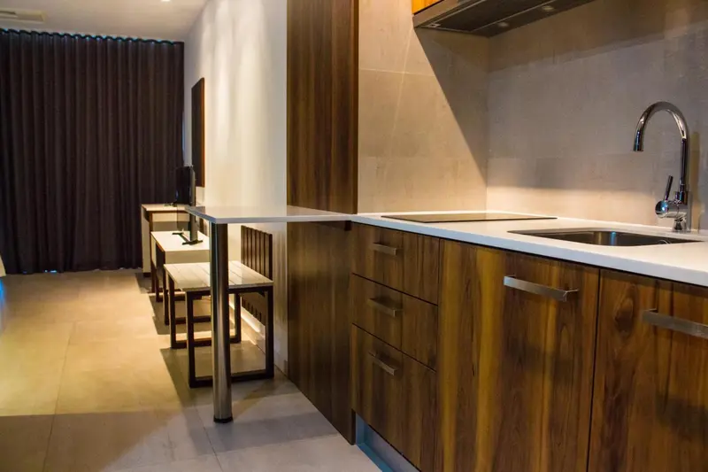 Une cuisine moderne avec un plan de travail et des rangements en bois.