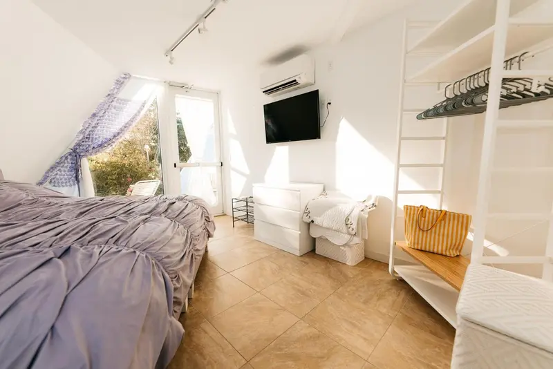 Une chambre lumineuse avec un lit et un espace détente.
