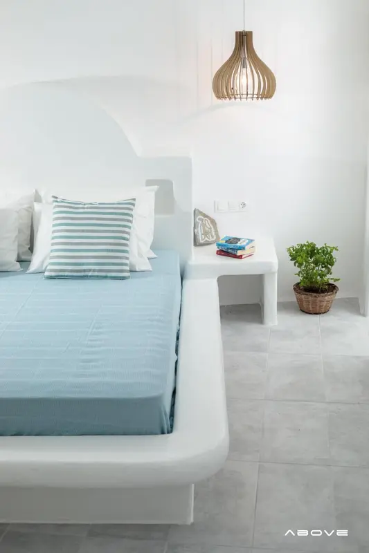 Une chambre lumineuse avec un lit aux lignes épurées et une décoration minimaliste.