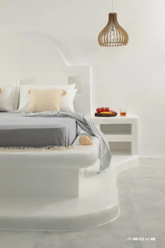 Une chambre lumineuse avec un lit à baldaquin et une décoration minimaliste.