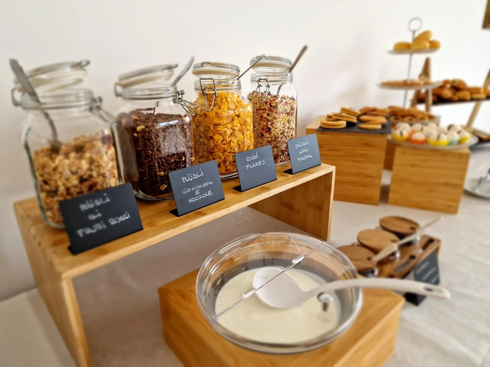 Un buffet propose des céréales, des fruits secs et des pâtisseries.
