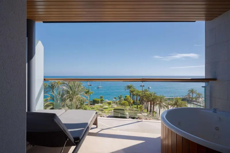 Vue sur la mer depuis une terrasse avec jacuzzi.