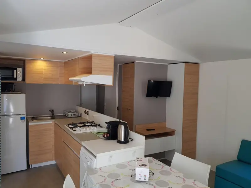 Une cuisine moderne avec un plan de travail et des appareils électroménagers.