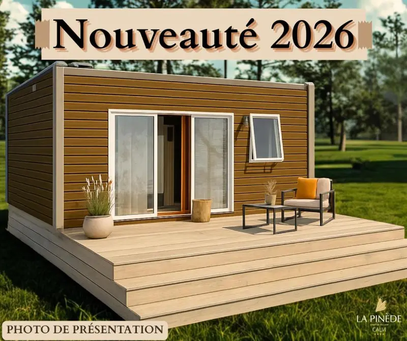 Une petite maison en bois moderne avec une terrasse et du mobilier de jardin.