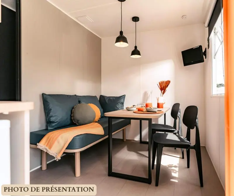 Un coin repas avec une table et des assises confortables dans un intérieur lumineux.