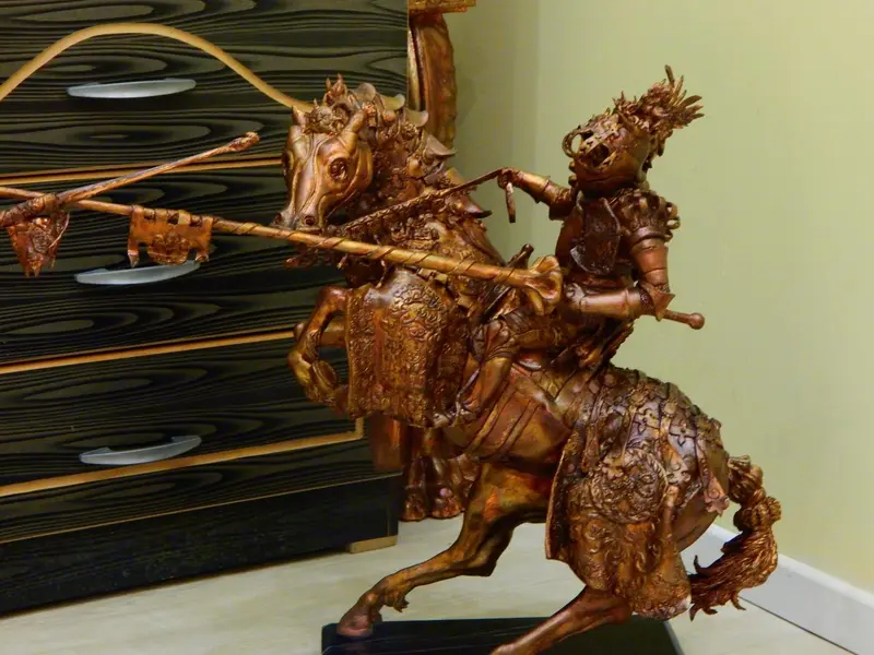 Sculpture en bois représentant un cavalier tirant à l'arc.