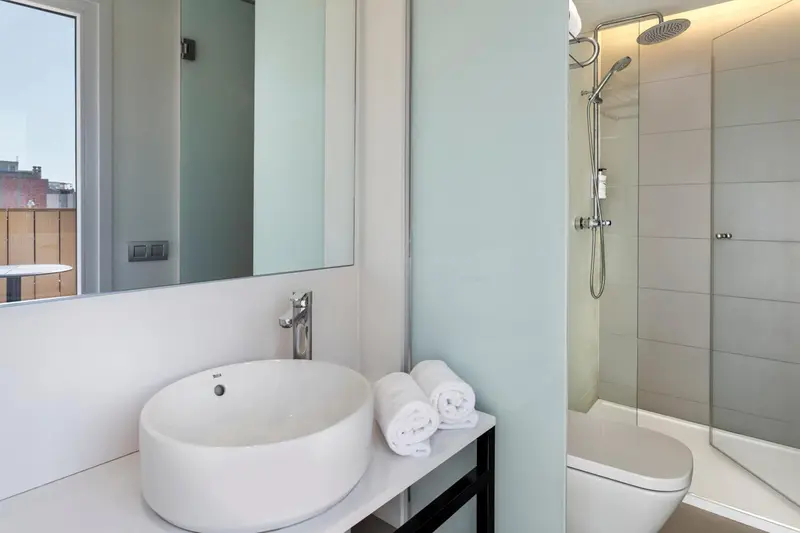 Une salle de bain moderne avec douche à l'italienne et lavabo.