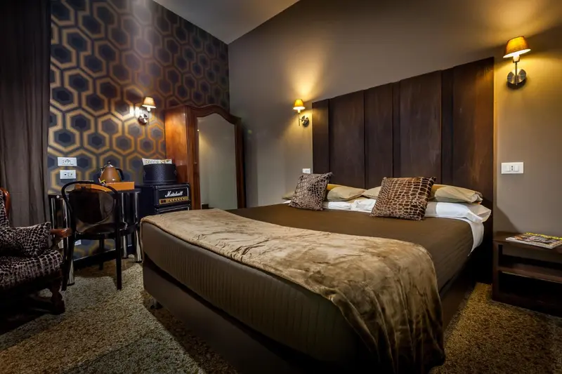Une chambre à coucher avec un grand lit recouvert d'une courtepointe et de coussins.