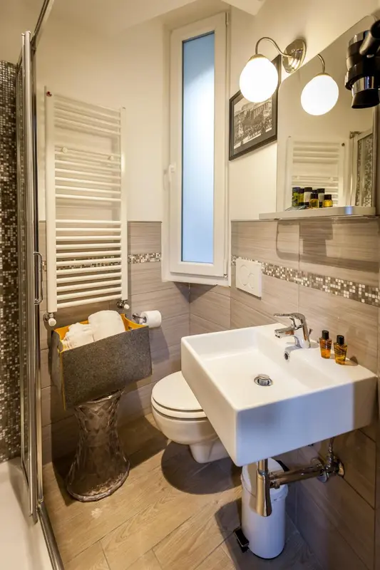 Une salle de bain moderne avec douche à l'italienne et lavabo.