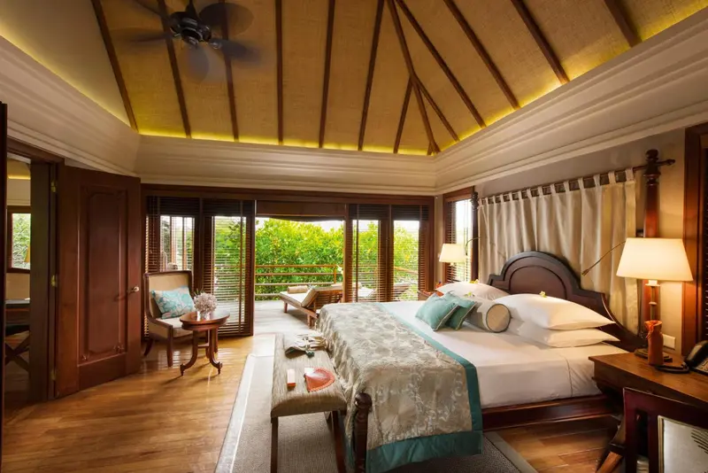 Une chambre lumineuse avec un lit king-size et un accès à une terrasse.