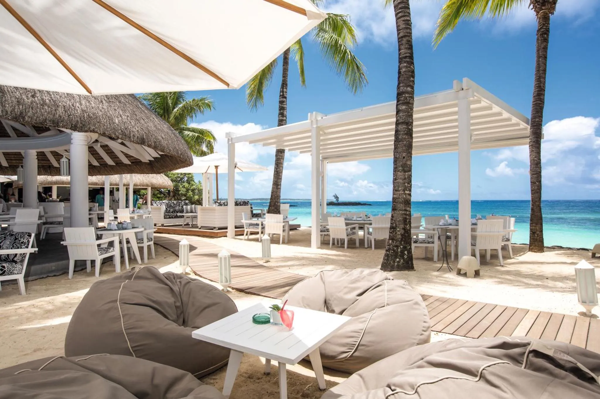 Terrasse de restaurant en bord de mer avec mobilier de détente.