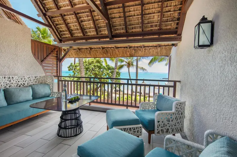 Espace de détente extérieur avec mobilier confortable et vue sur la mer.