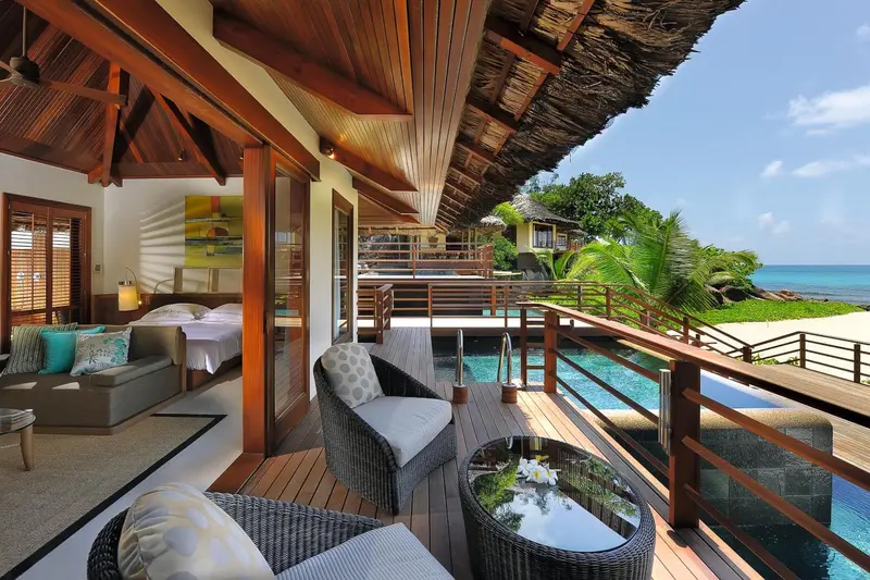 Terrasse en bois avec mobilier d'extérieur et vue sur la mer.