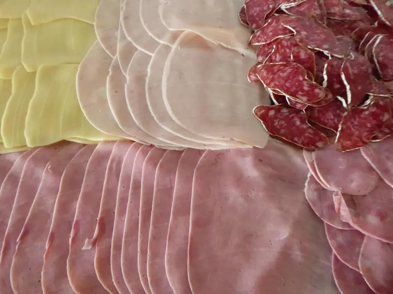 Assortiment de charcuteries disposées sur une planche.