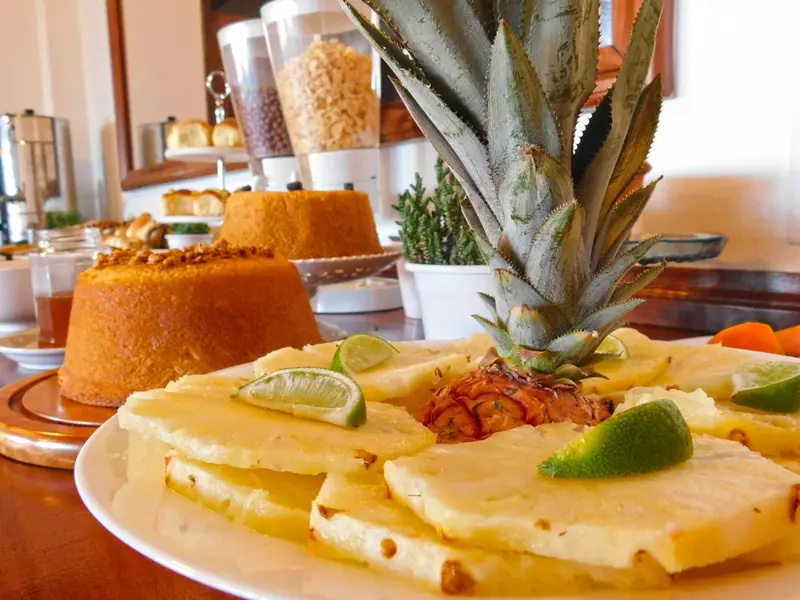 Présentation de fruits frais et de pâtisseries sur un buffet.