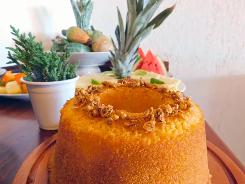 Une présentation de fruits frais et de pâtisseries sur une table.