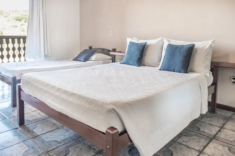 Une chambre lumineuse avec deux lits simples et une décoration sobre.