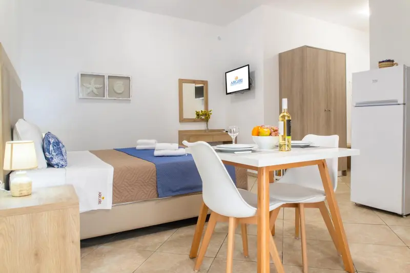 Une chambre lumineuse avec un lit et une table basse décorée de fruits.