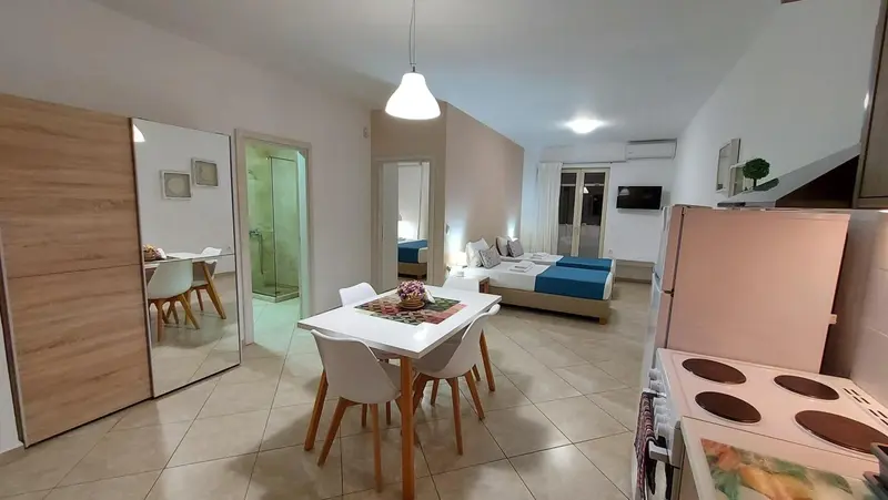 Espace de vie lumineux avec coin repas et cuisine équipée.