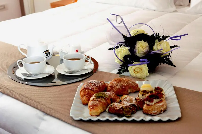 Un plateau de petit-déjeuner est posé sur un lit recouvert d'une courtepointe.