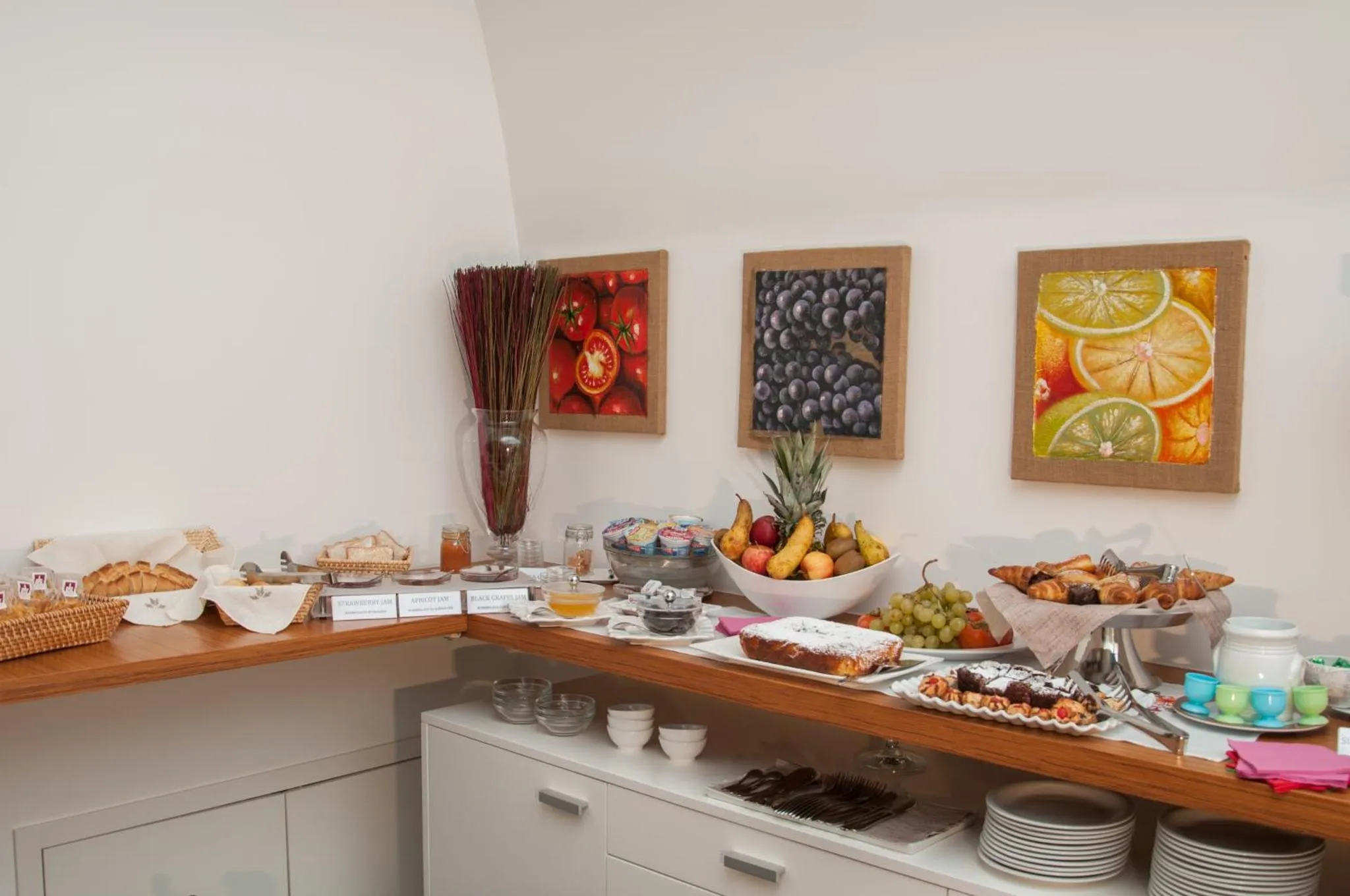 Un buffet propose des pâtisseries, des fruits frais et des boissons.