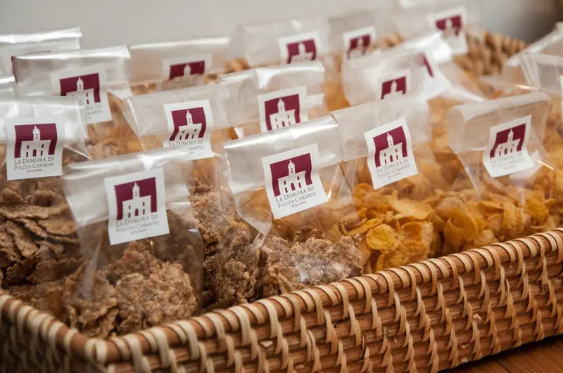 Des sachets de nourriture sont présentés dans un panier en osier.