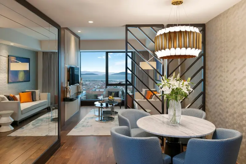 Espace de vie lumineux avec coin repas et vue sur la ville.