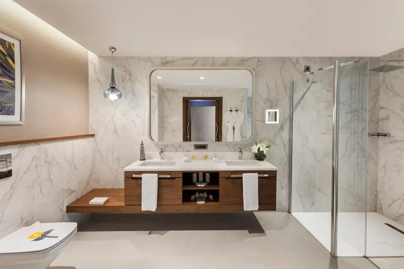 Une salle de bain moderne avec une douche à l'italienne et un double vasque.