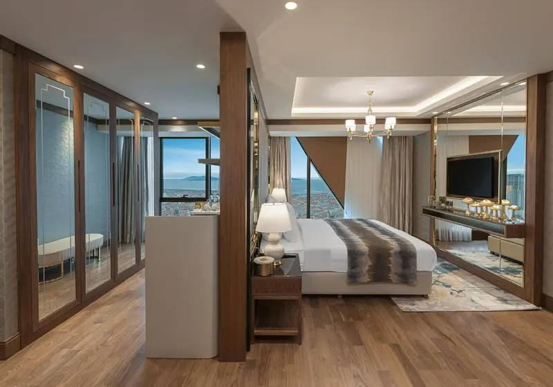 Chambre moderne avec un grand lit et une vue sur la ville.