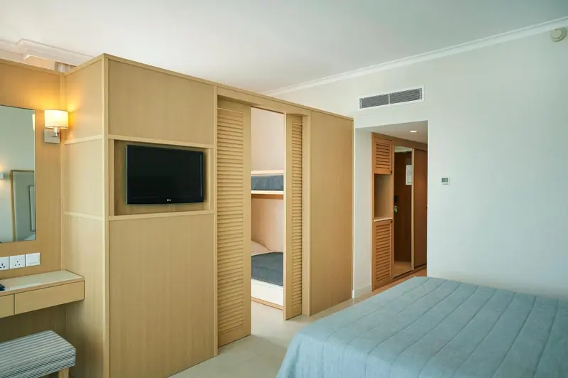 Une chambre lumineuse avec un lit et un espace ouvert sur une autre pièce.