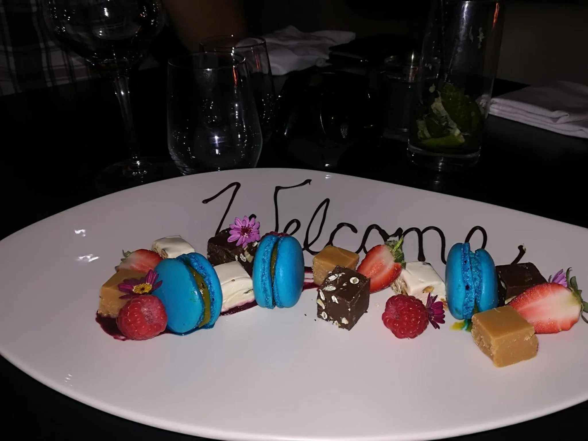 Assiette de desserts variés avec des fruits et des pâtisseries.
