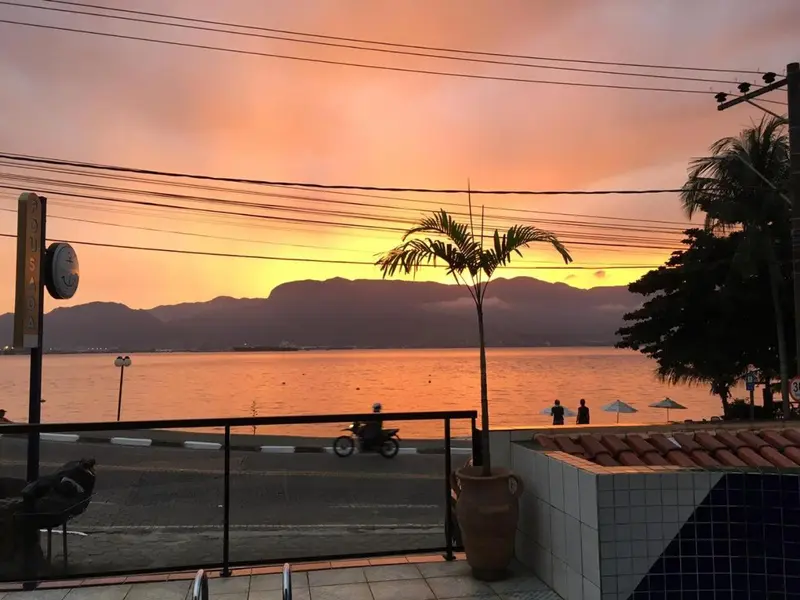 Coucher de soleil sur l'océan vu depuis une terrasse.