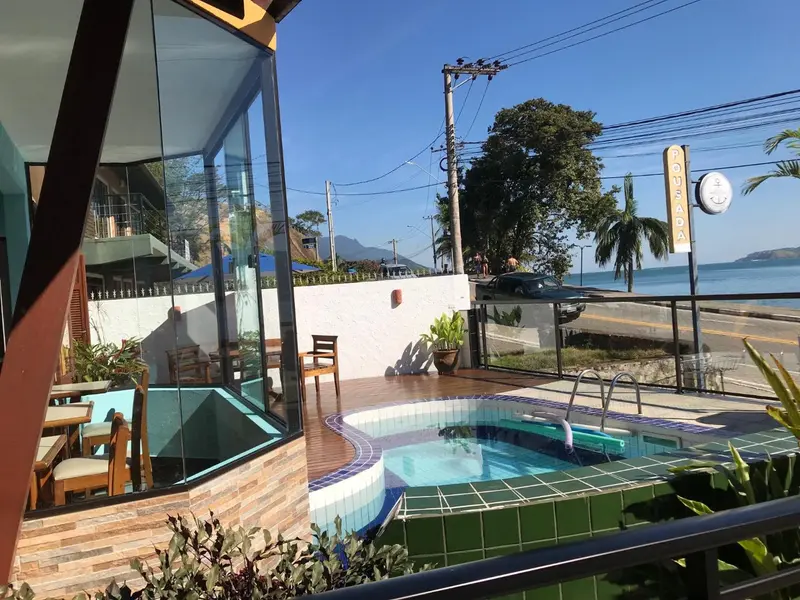 Terrasse avec jacuzzi et vue sur la mer.
