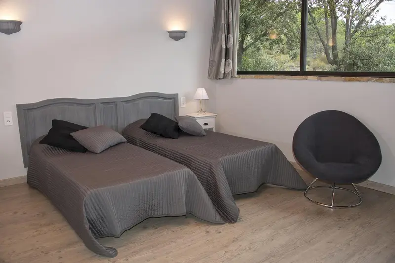 Une chambre à coucher avec un lit double et un fauteuil.