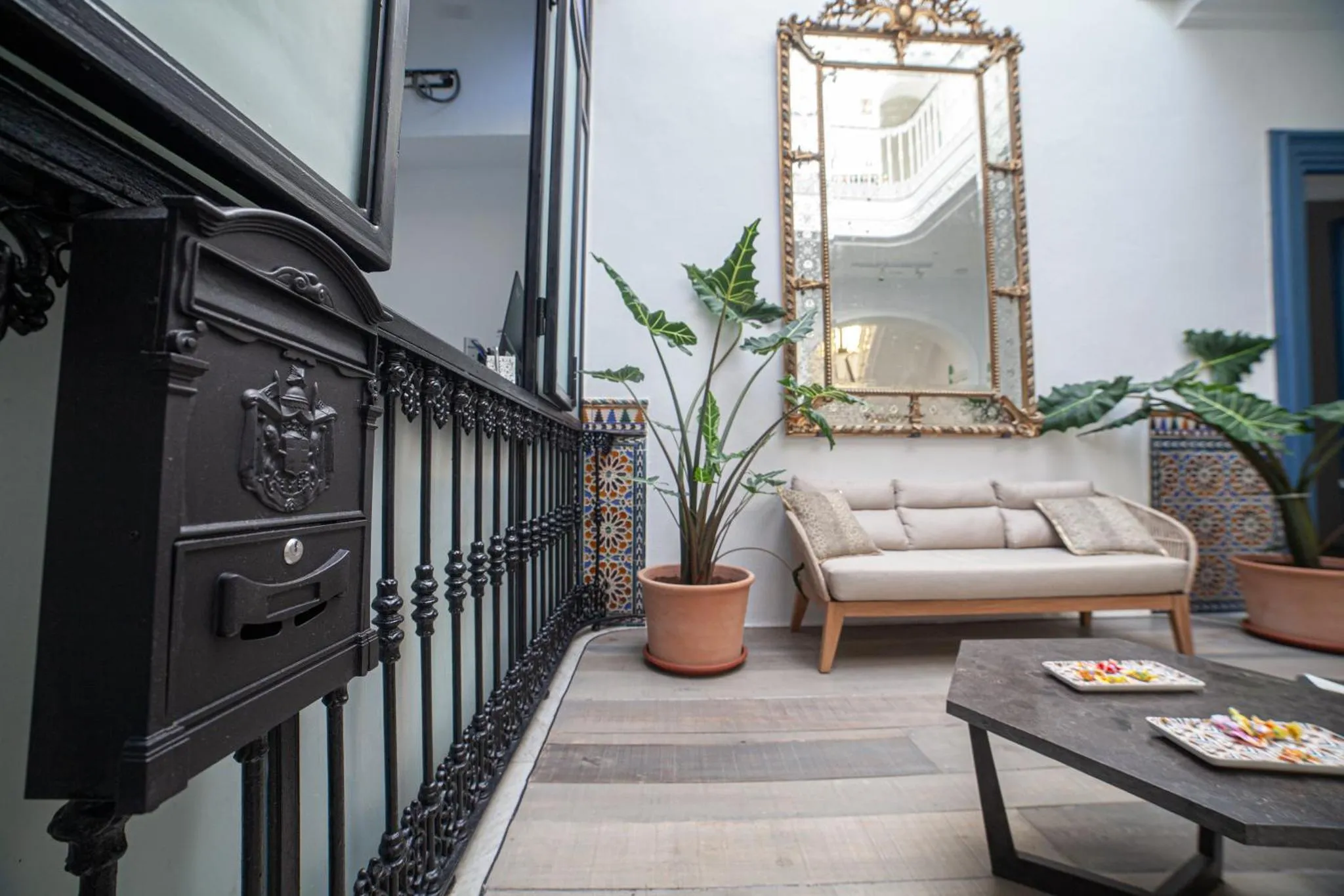 Un espace de détente intérieur avec un canapé et une décoration florale.