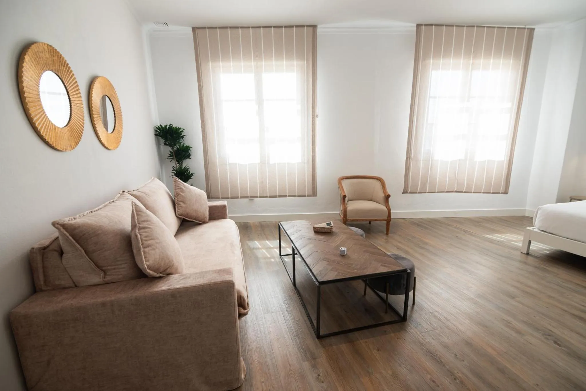 Un espace de détente intérieur avec canapés et table basse.