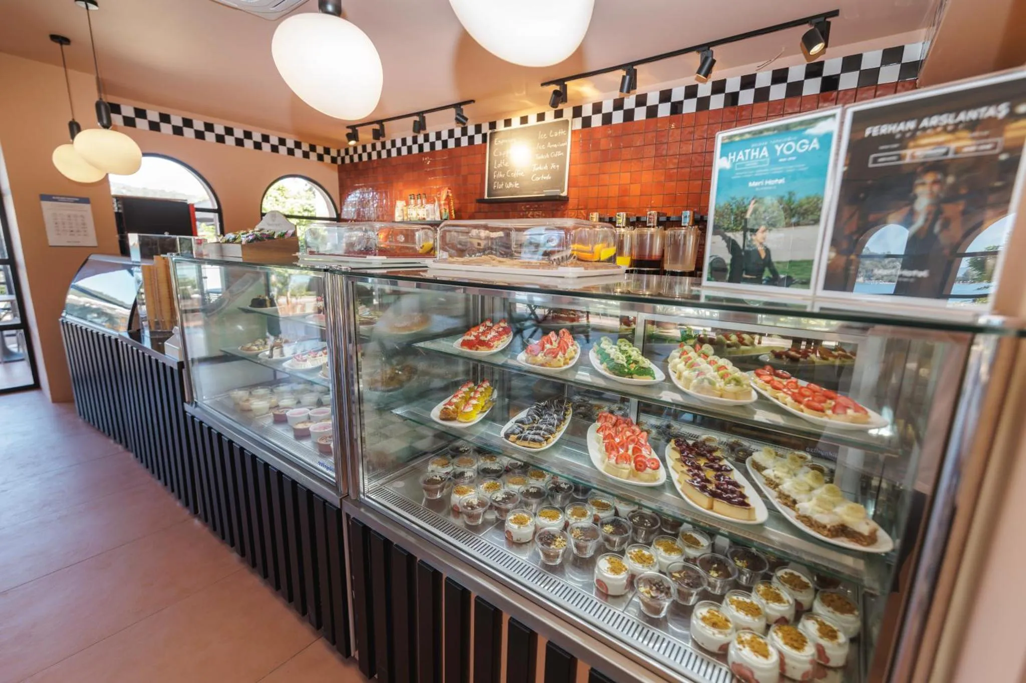 Un comptoir de pâtisseries et de viennoiseries garni de nombreuses gourmandises.