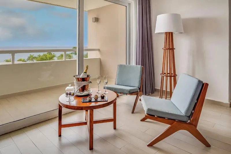 Un espace de détente avec deux fauteuils et une table basse sur une terrasse.