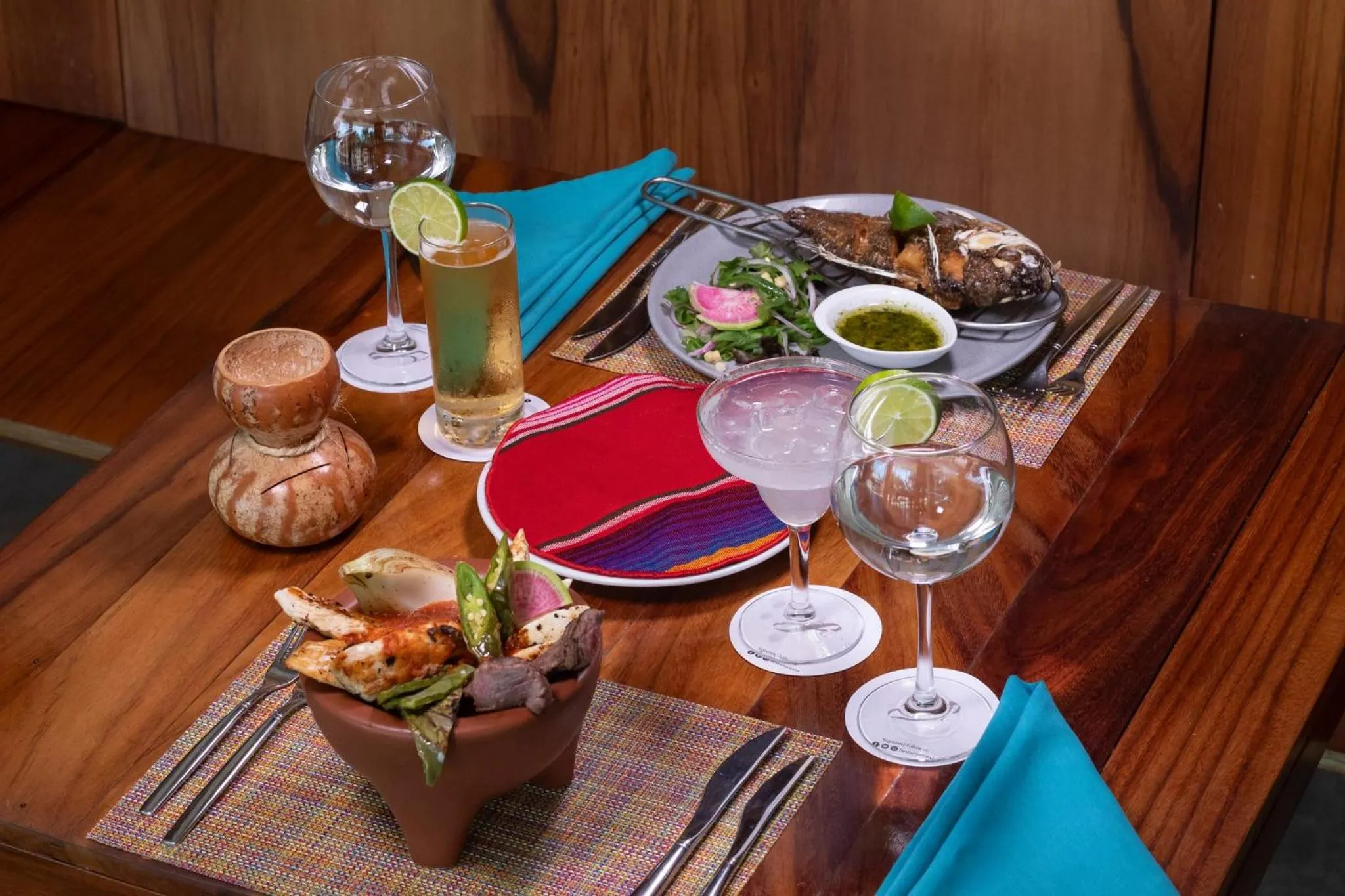 Une table dressée présente des plats et des boissons.