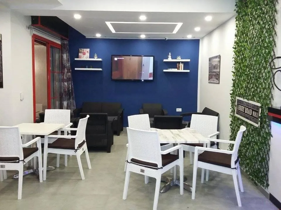 Une salle de restaurant avec des tables et des chaises claires.
