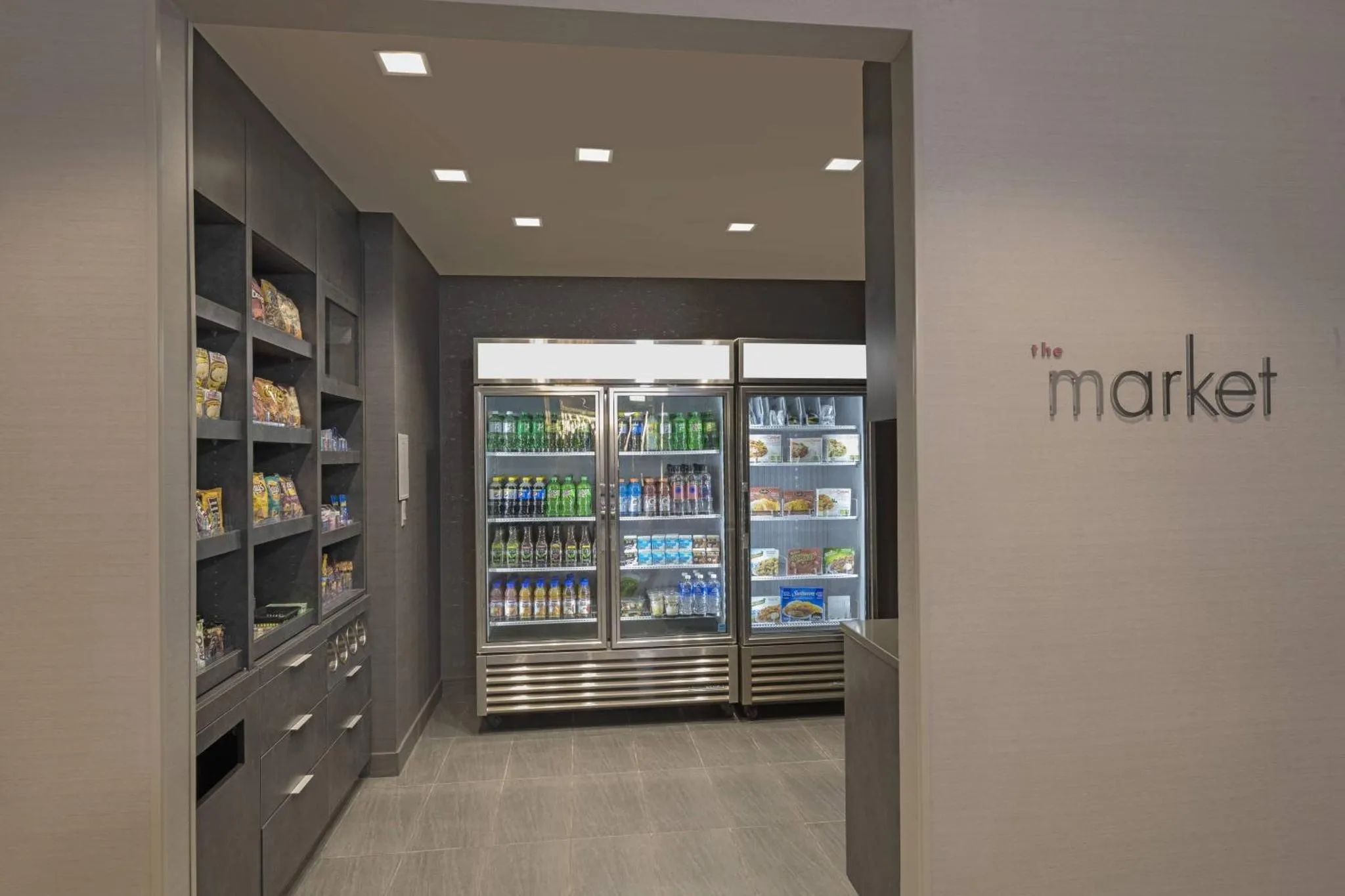 Une épicerie propose des boissons fraîches et des collations en libre-service.