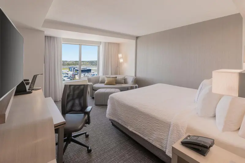 Une chambre lumineuse avec un lit et un espace détente.