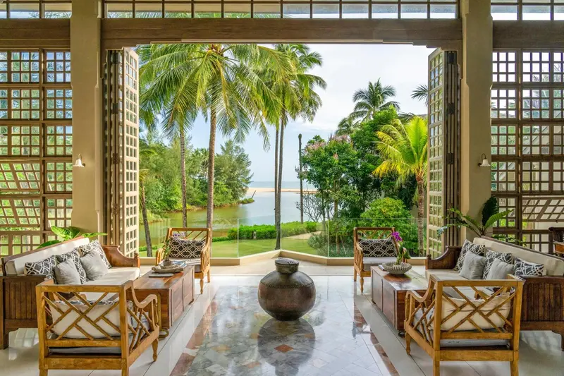 Un espace de détente intérieur avec des canapés et des fauteuils face à une vue sur la mer.